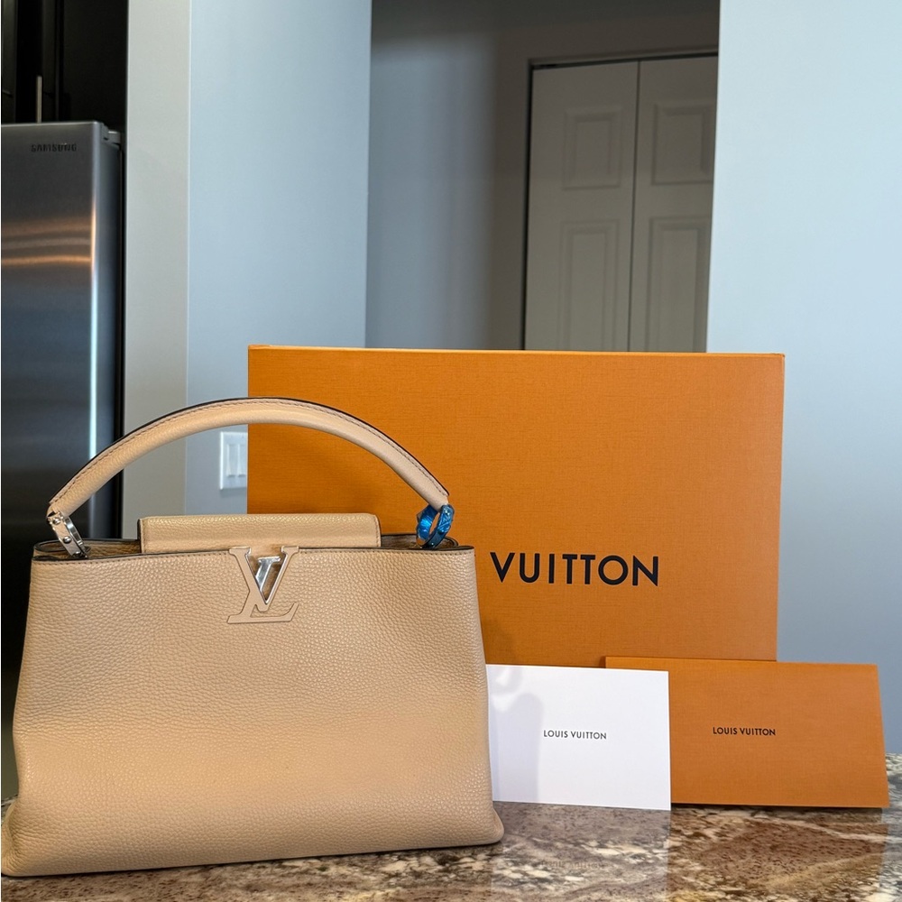 Louis Vuitton Capucines MM in Beige - Picture 2 of 15